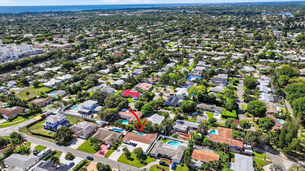 合同活跃: $975,000 (3 贝兹, 2 浴室, 1908 平方英尺)