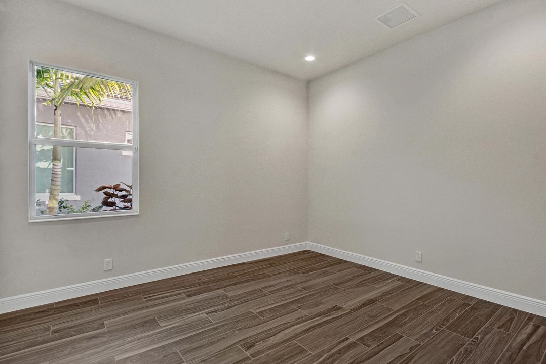 Под контрактом: $1,069,000 (3 спален, 3 ванн, 2628 Квадратных фут)