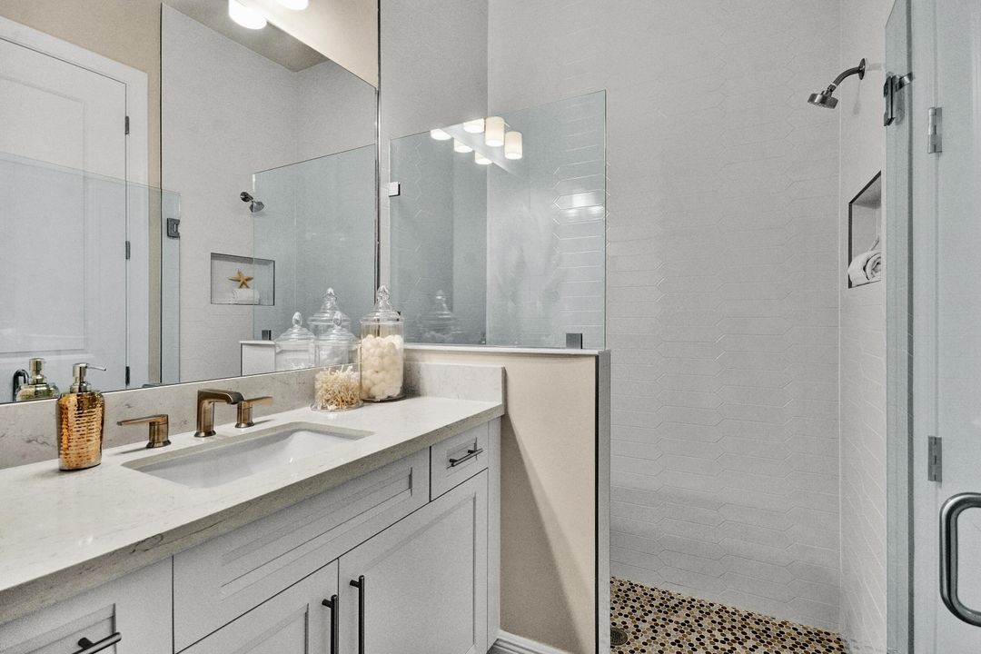 Под контрактом: $1,069,000 (3 спален, 3 ванн, 2628 Квадратных фут)