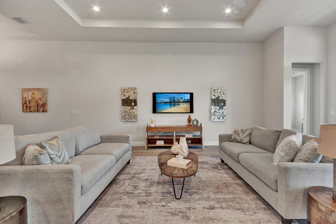 Под контрактом: $1,069,000 (3 спален, 3 ванн, 2628 Квадратных фут)