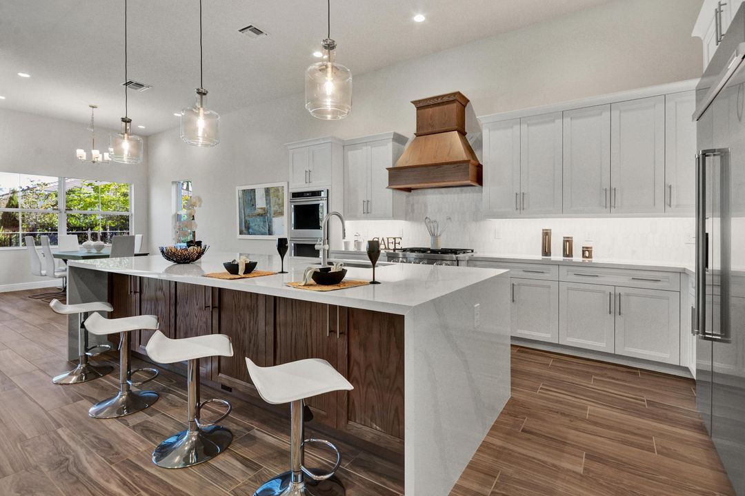 Под контрактом: $1,069,000 (3 спален, 3 ванн, 2628 Квадратных фут)