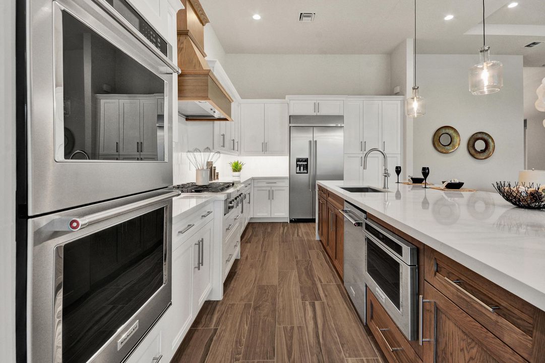 Под контрактом: $1,069,000 (3 спален, 3 ванн, 2628 Квадратных фут)