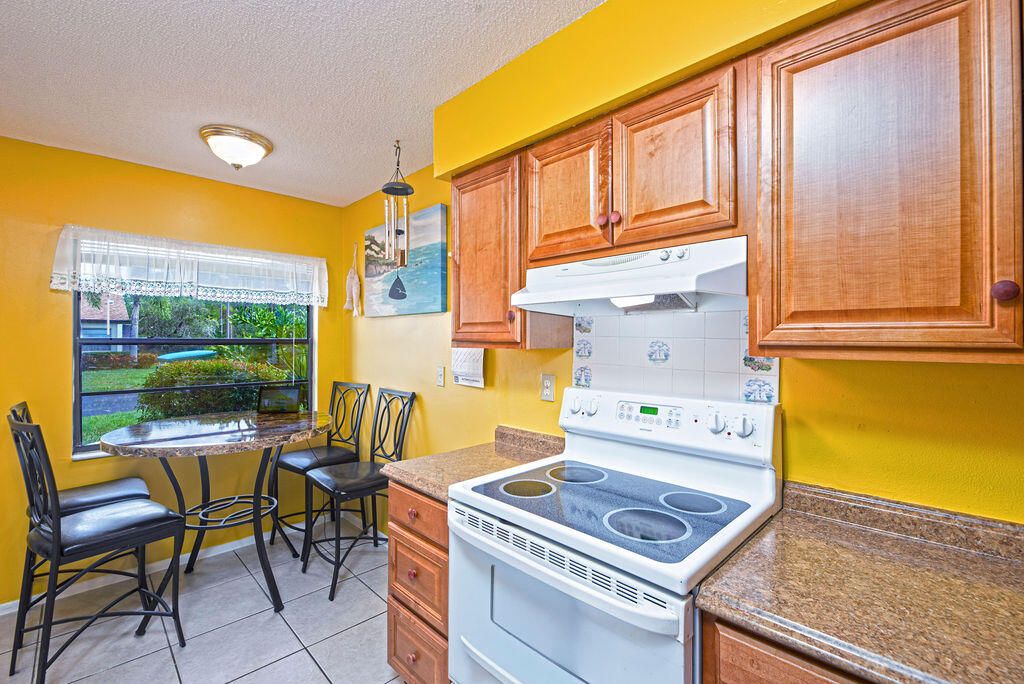 待售: $158,000 (2 贝兹, 2 浴室, 1078 平方英尺)