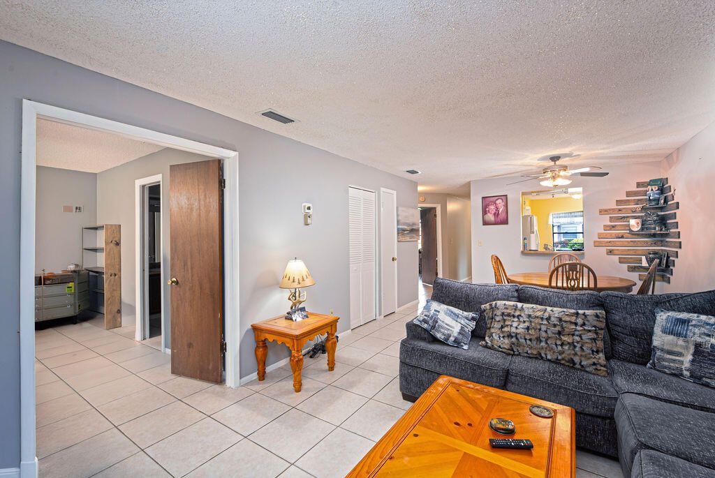 待售: $158,000 (2 贝兹, 2 浴室, 1078 平方英尺)