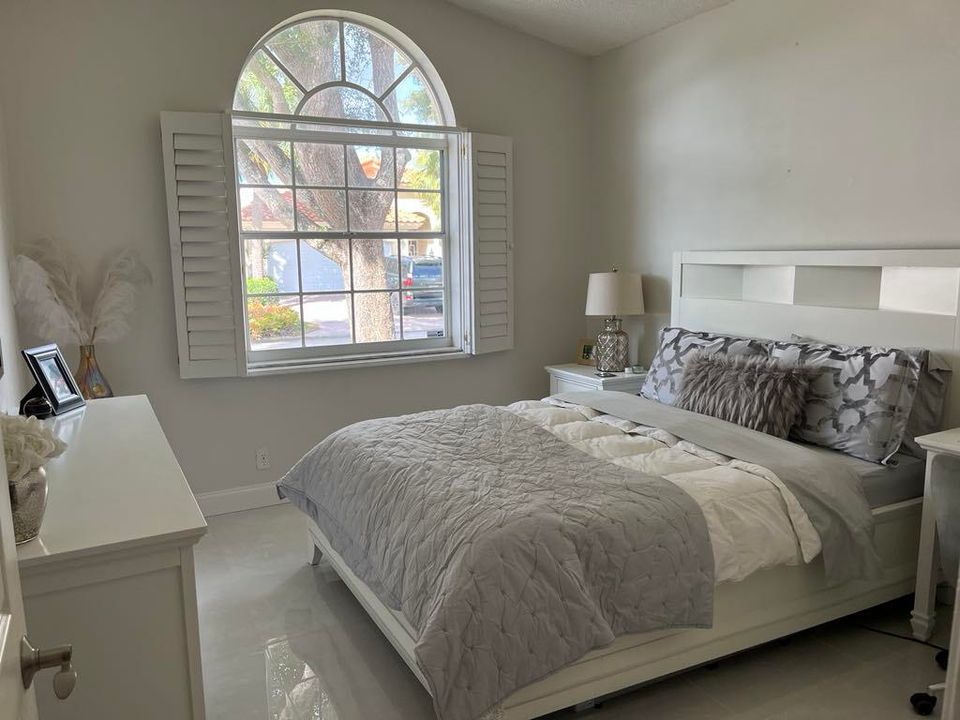 Под контрактом: $7,000 (3 спален, 2 ванн, 1638 Квадратных фут)