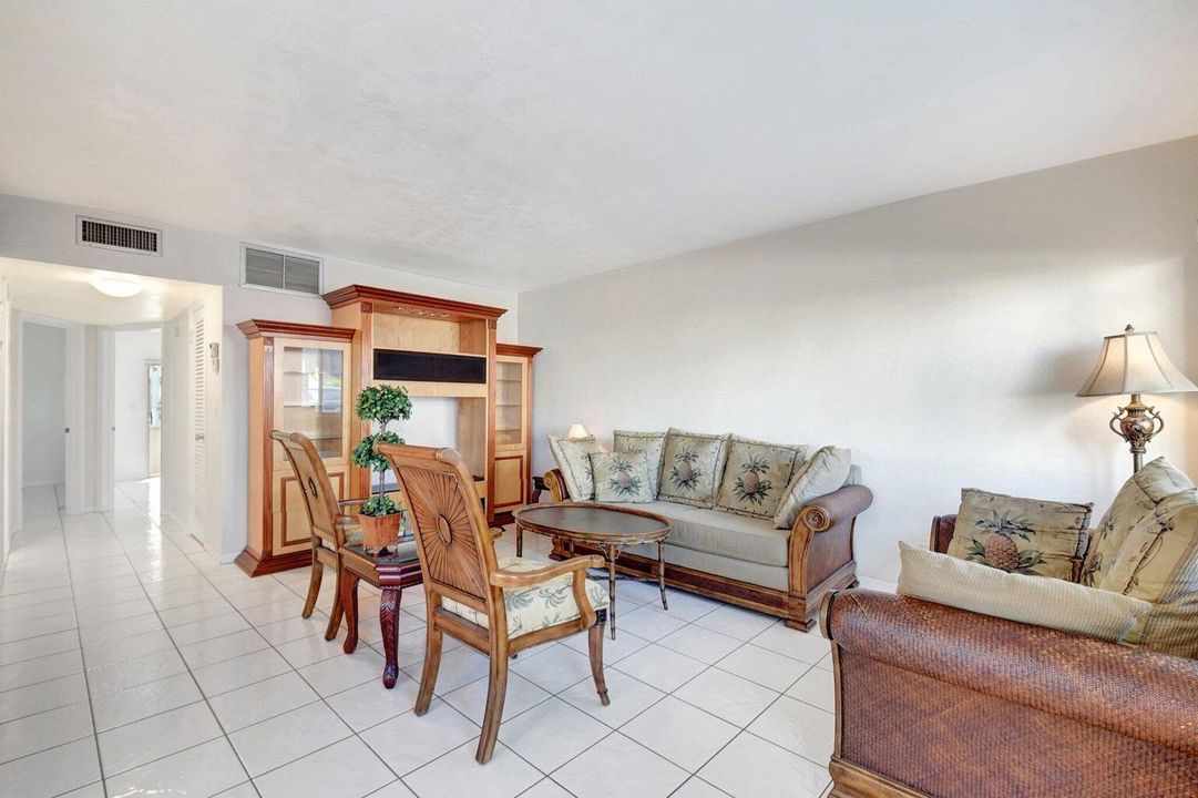 Под контрактом: $125,000 (2 спален, 2 ванн, 867 Квадратных фут)