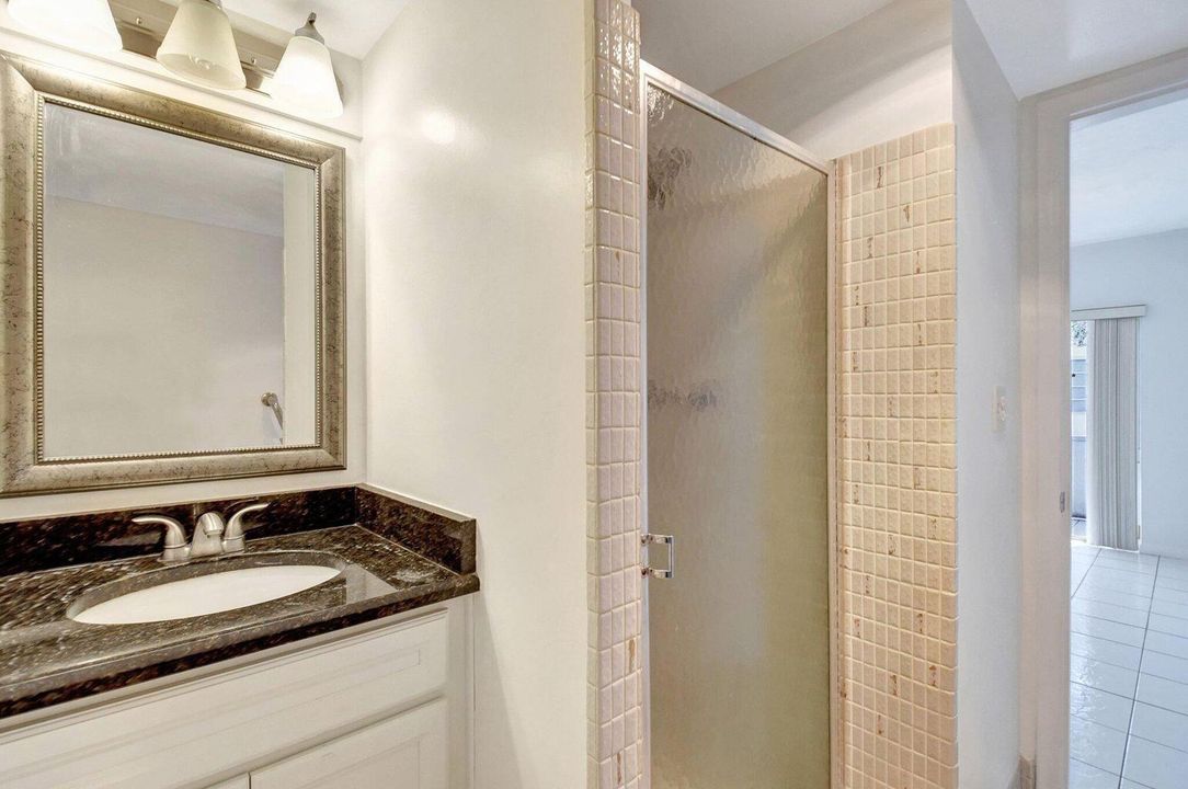 Под контрактом: $125,000 (2 спален, 2 ванн, 867 Квадратных фут)