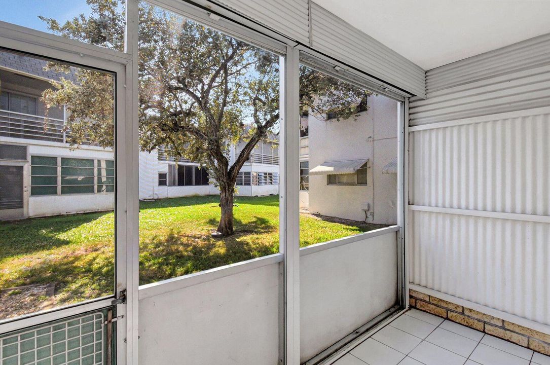 Под контрактом: $125,000 (2 спален, 2 ванн, 867 Квадратных фут)