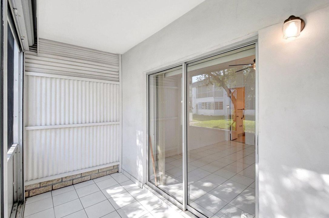 Под контрактом: $125,000 (2 спален, 2 ванн, 867 Квадратных фут)