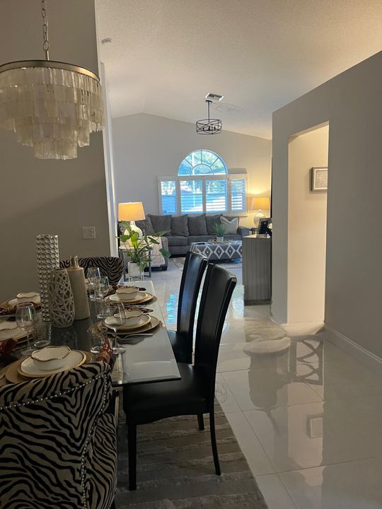 Под контрактом: $7,000 (3 спален, 2 ванн, 1638 Квадратных фут)