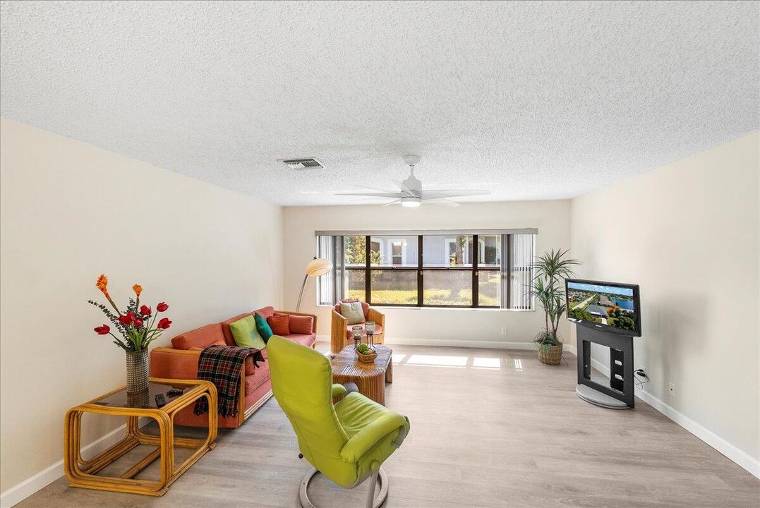 For Sale: $219,900 (2 beds, 2 baths, 1409 Square Feet)