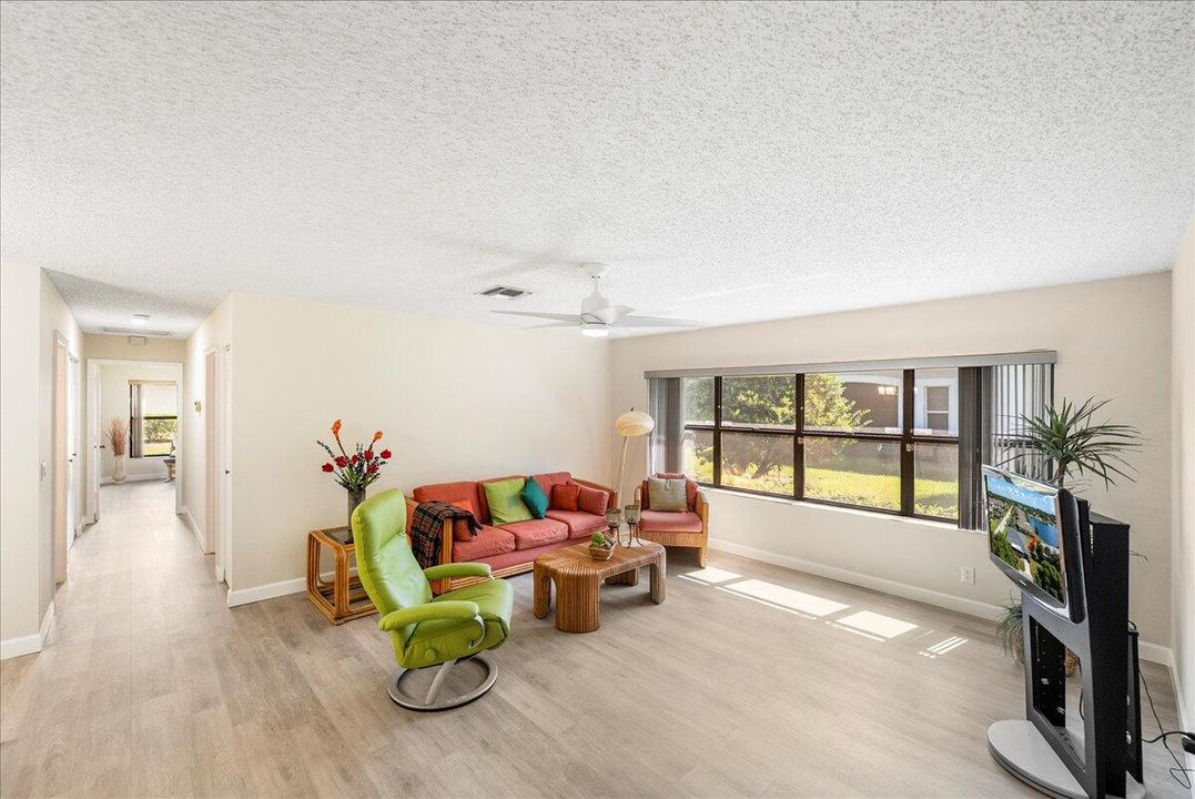 For Sale: $219,900 (2 beds, 2 baths, 1409 Square Feet)