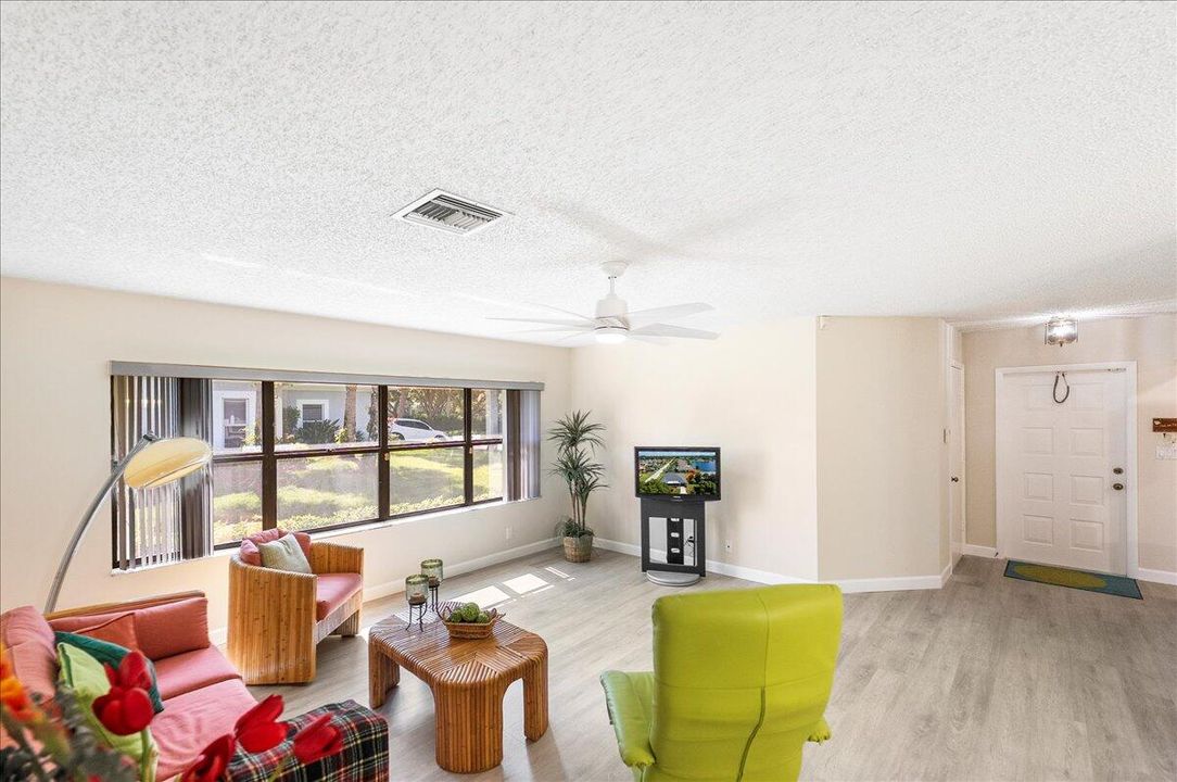 For Sale: $219,900 (2 beds, 2 baths, 1409 Square Feet)