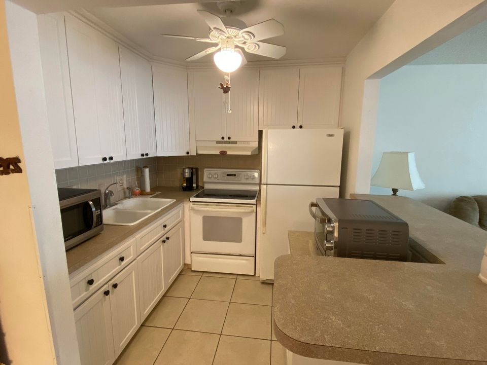 Active With Contract: $100,000 (1 beds, 1 baths, 646 Square Feet)