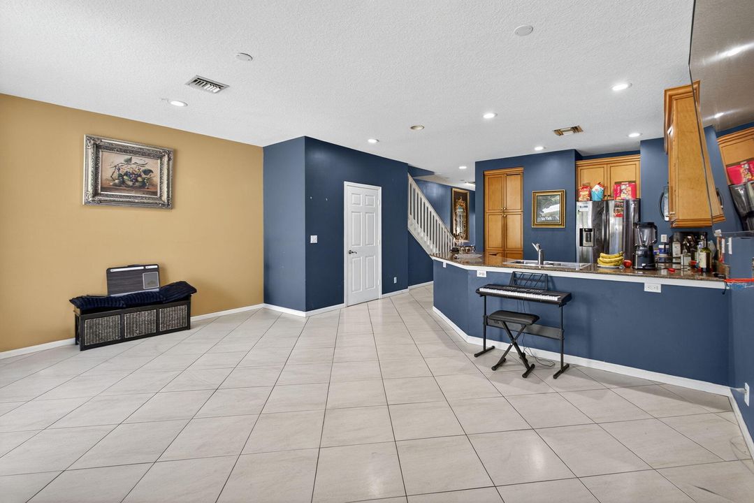 待售: $365,000 (3 贝兹, 2 浴室, 1715 平方英尺)