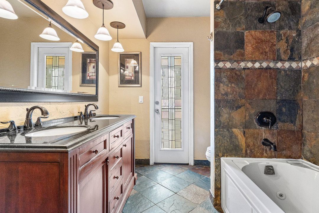 合同活跃: $970,000 (4 贝兹, 2 浴室, 2169 平方英尺)