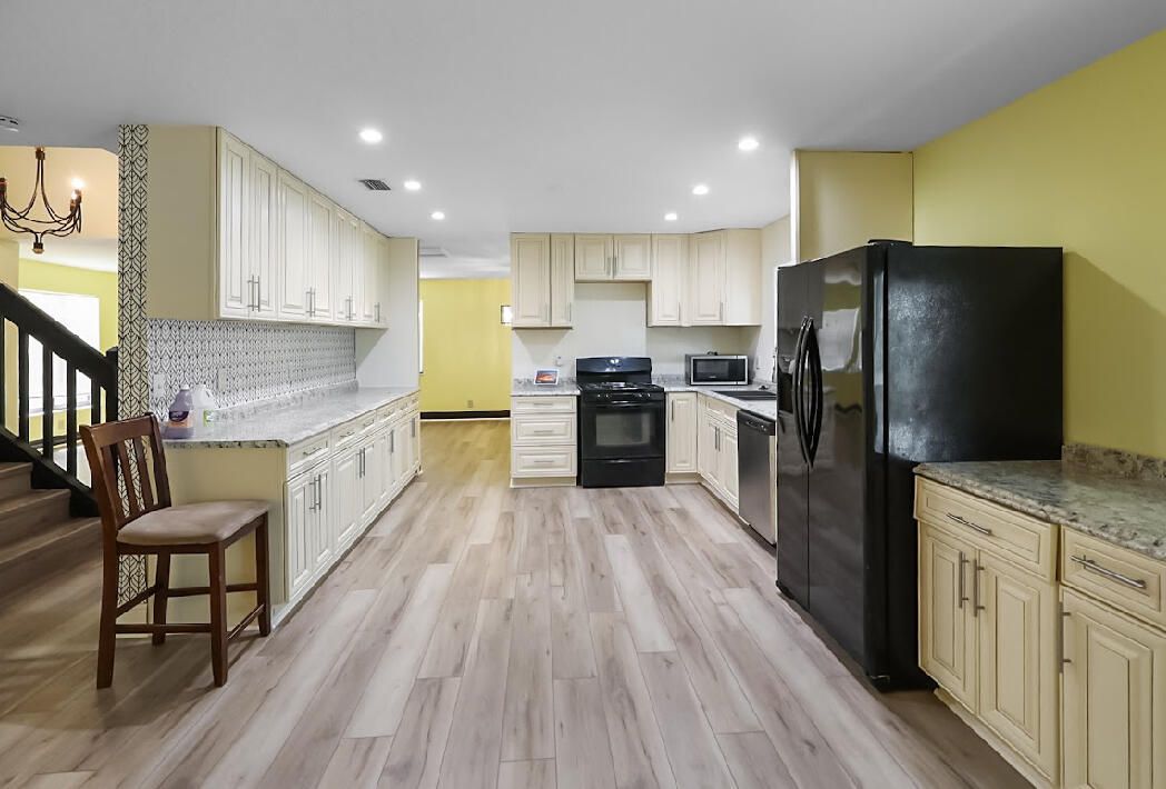 合同活跃: $675,000 (4 贝兹, 3 浴室, 2487 平方英尺)