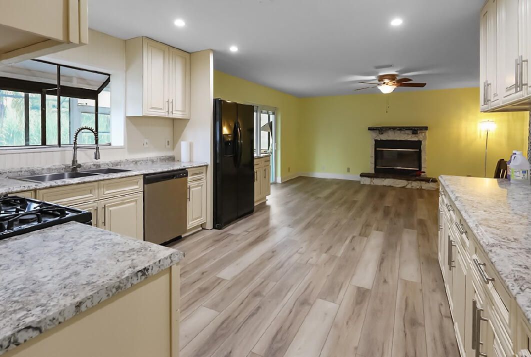 合同活跃: $675,000 (4 贝兹, 3 浴室, 2487 平方英尺)