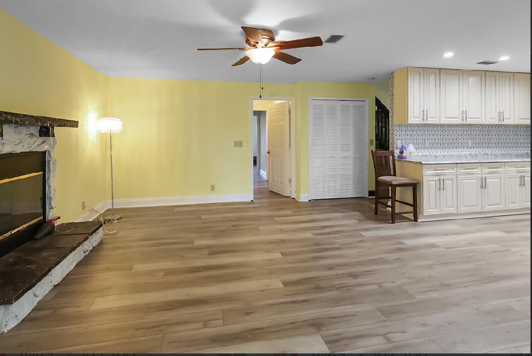 合同活跃: $675,000 (4 贝兹, 3 浴室, 2487 平方英尺)