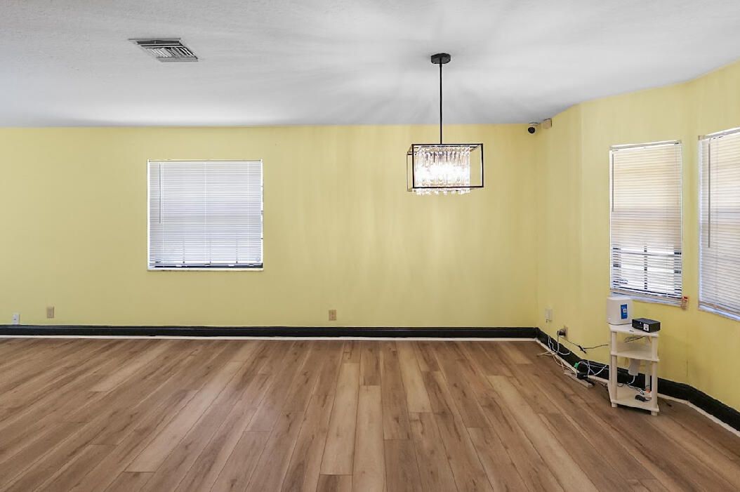 合同活跃: $675,000 (4 贝兹, 3 浴室, 2487 平方英尺)