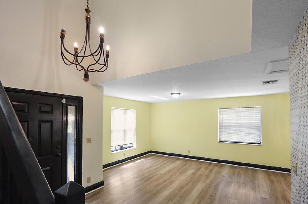 合同活跃: $675,000 (4 贝兹, 3 浴室, 2487 平方英尺)