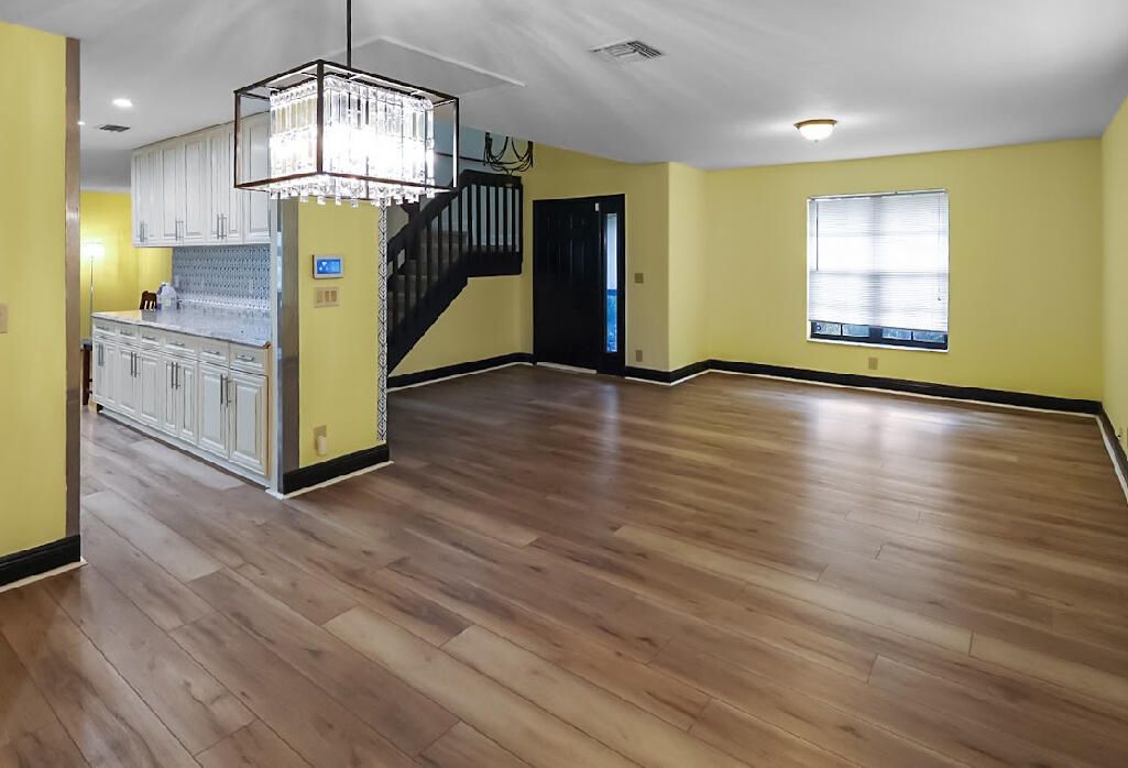 合同活跃: $675,000 (4 贝兹, 3 浴室, 2487 平方英尺)