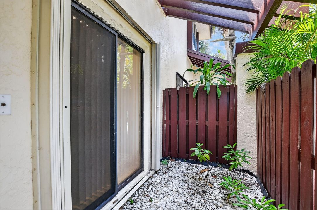 For Sale: $350,000 (2 beds, 2 baths, 1406 Square Feet)