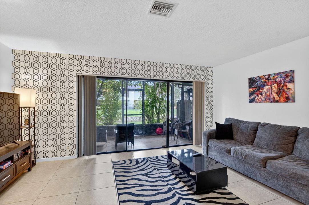 For Sale: $350,000 (2 beds, 2 baths, 1406 Square Feet)