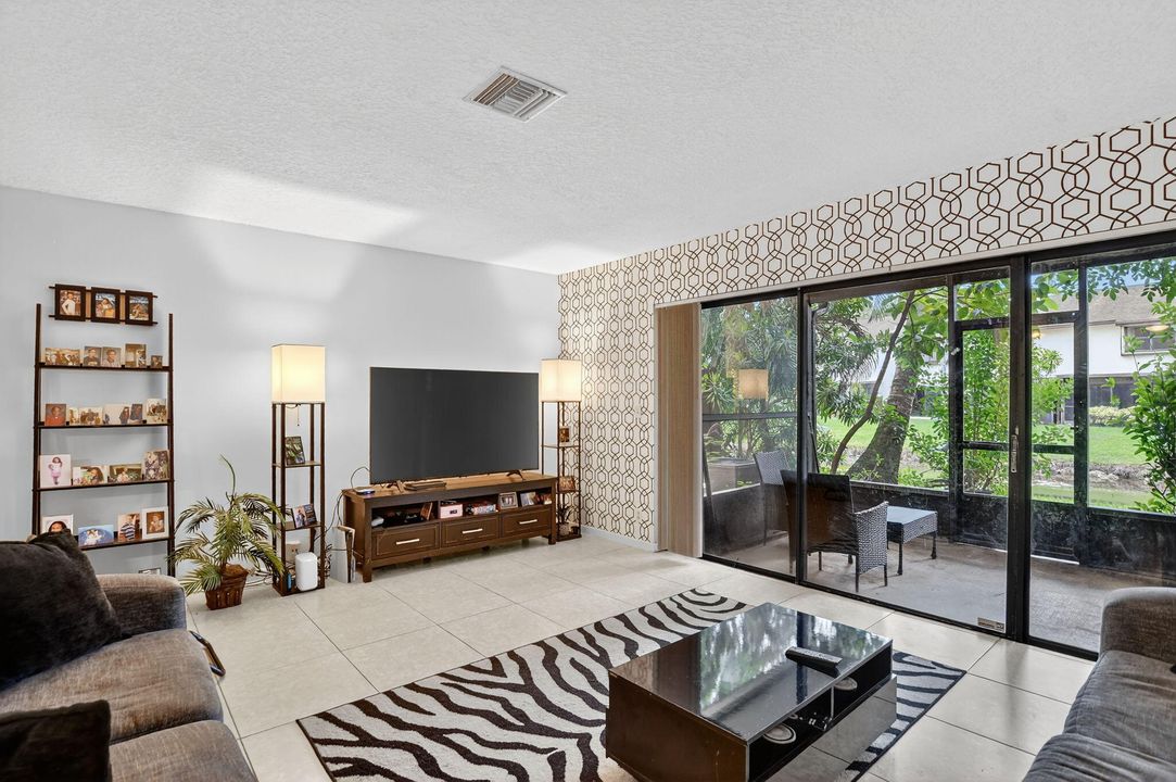 For Sale: $350,000 (2 beds, 2 baths, 1406 Square Feet)