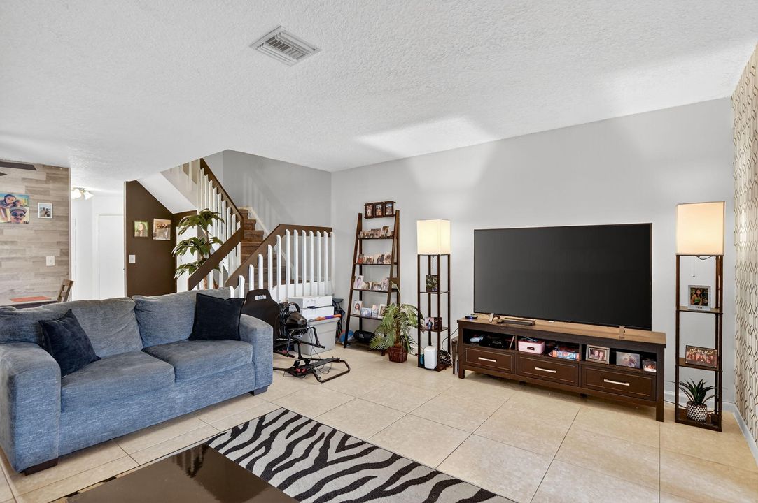 For Sale: $350,000 (2 beds, 2 baths, 1406 Square Feet)