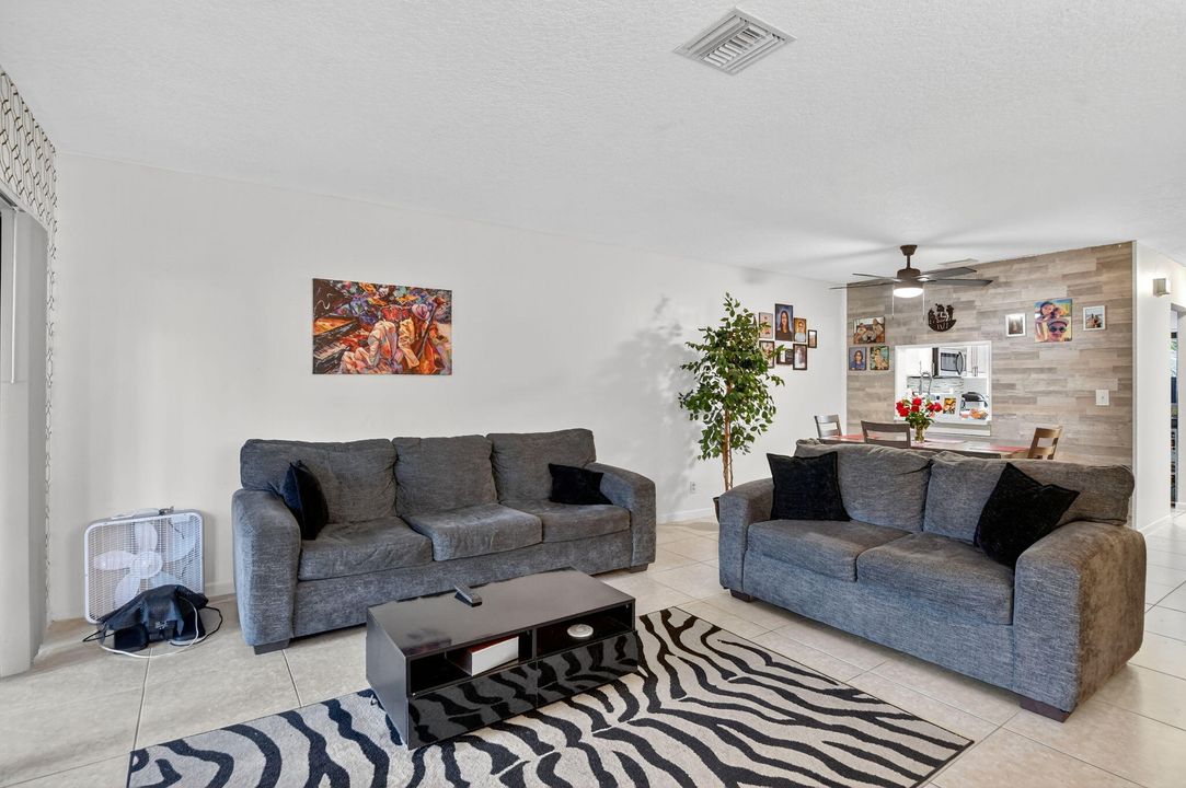 For Sale: $350,000 (2 beds, 2 baths, 1406 Square Feet)