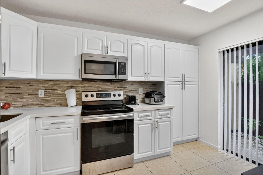 For Sale: $350,000 (2 beds, 2 baths, 1406 Square Feet)