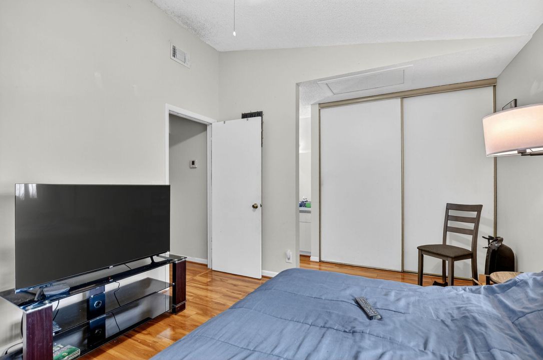 For Sale: $350,000 (2 beds, 2 baths, 1406 Square Feet)