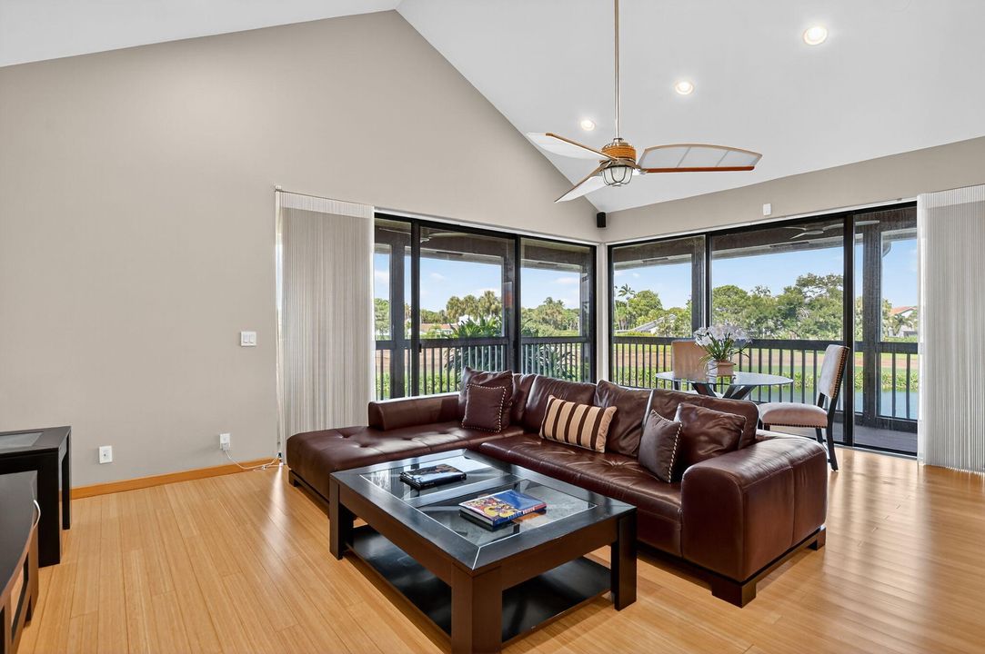 合同活跃: $125,000 (1 贝兹, 1 浴室, 1104 平方英尺)