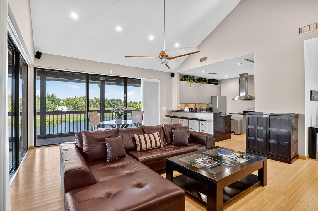 合同活跃: $125,000 (1 贝兹, 1 浴室, 1104 平方英尺)