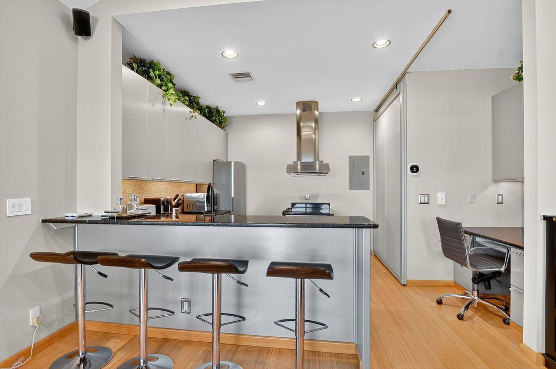 合同活跃: $125,000 (1 贝兹, 1 浴室, 1104 平方英尺)