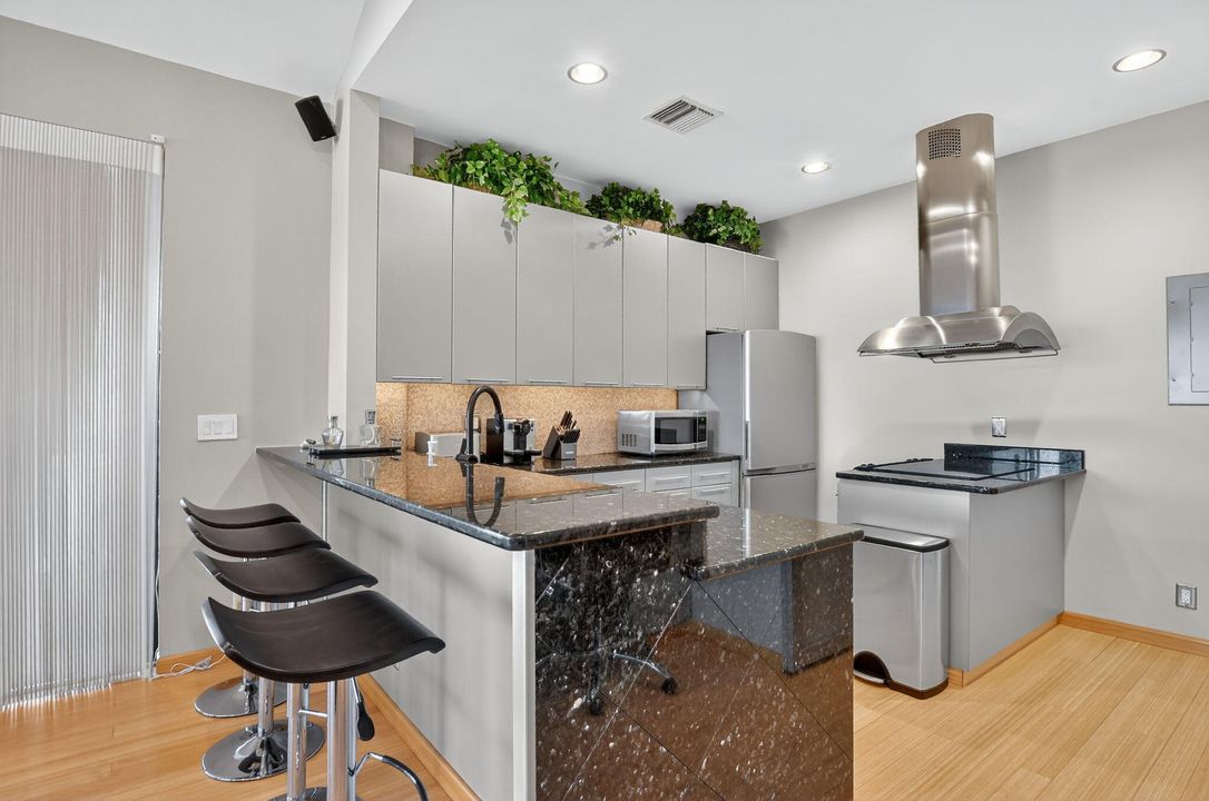 合同活跃: $125,000 (1 贝兹, 1 浴室, 1104 平方英尺)