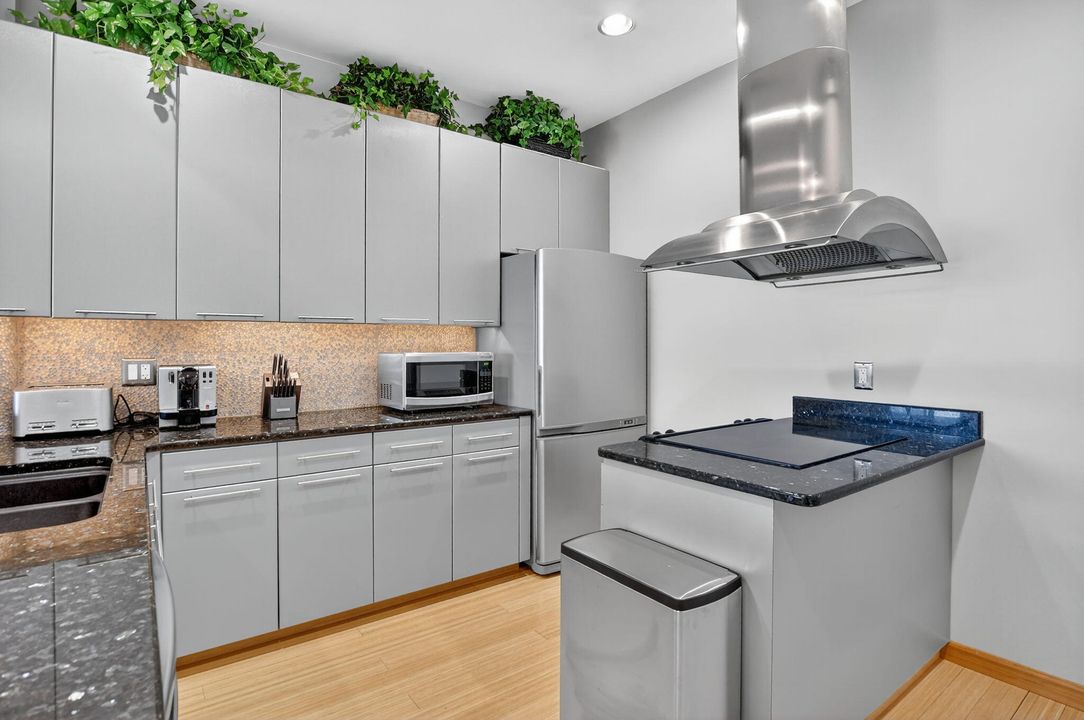 合同活跃: $125,000 (1 贝兹, 1 浴室, 1104 平方英尺)