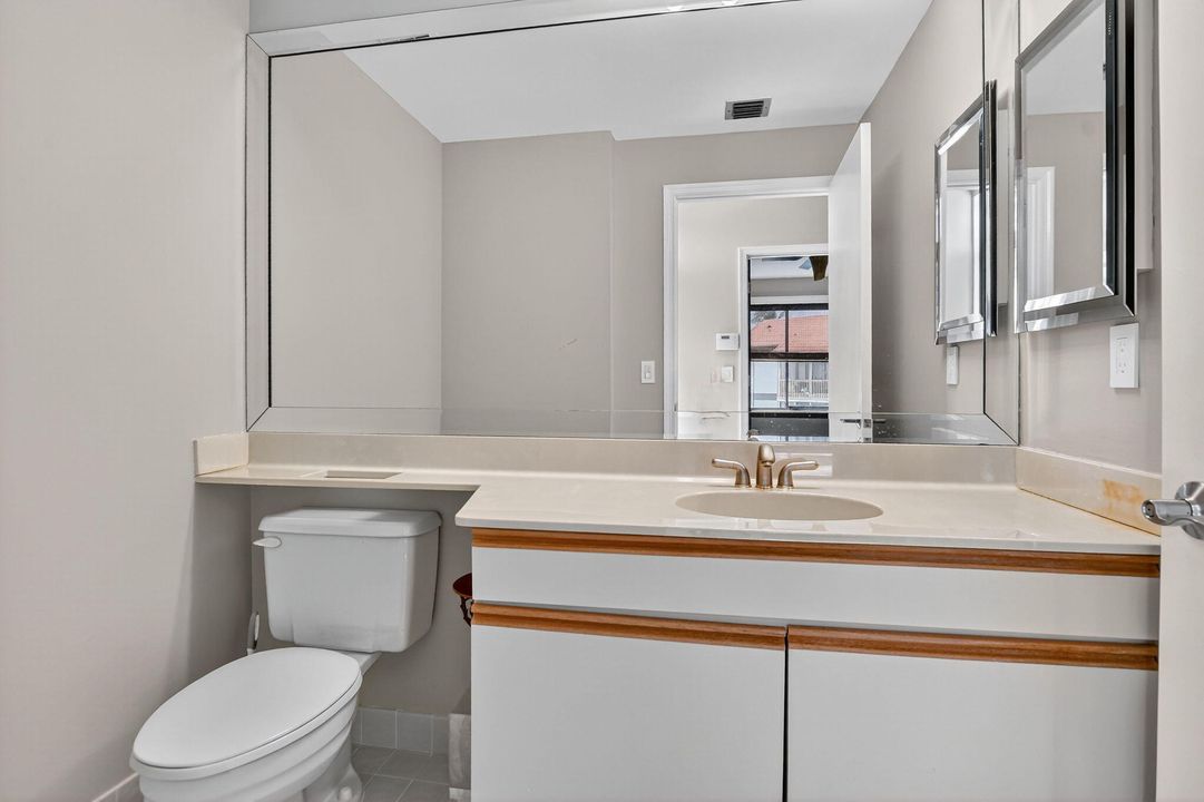 合同活跃: $125,000 (1 贝兹, 1 浴室, 1104 平方英尺)