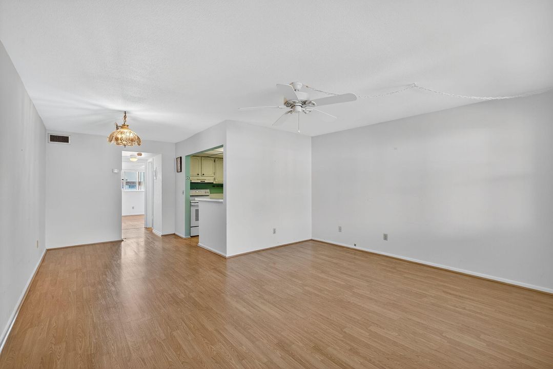 For Sale: $155,000 (1 beds, 1 baths, 672 Square Feet)