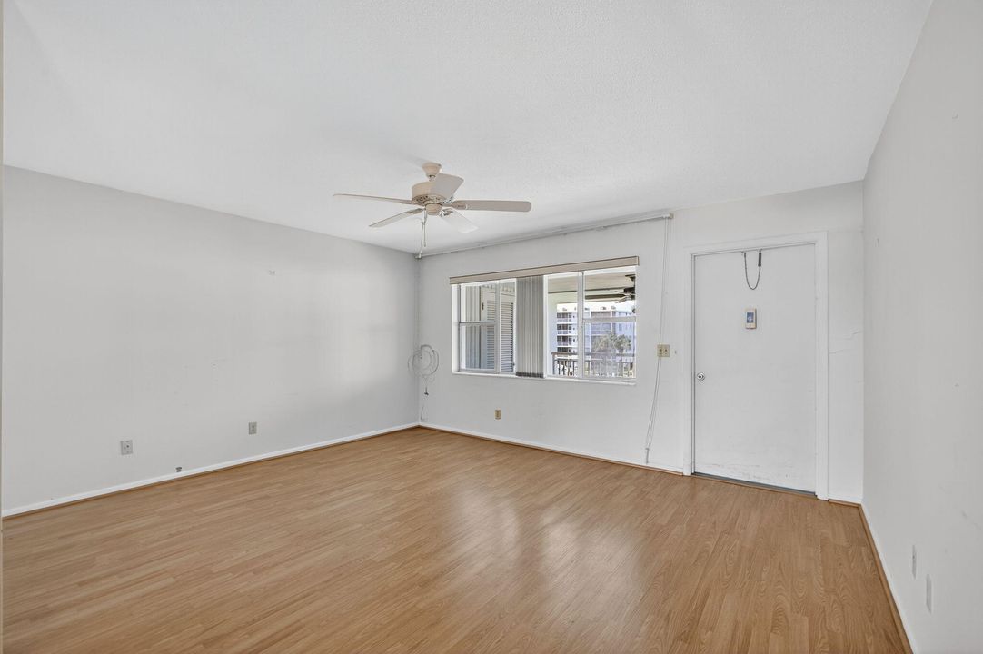 For Sale: $155,000 (1 beds, 1 baths, 672 Square Feet)