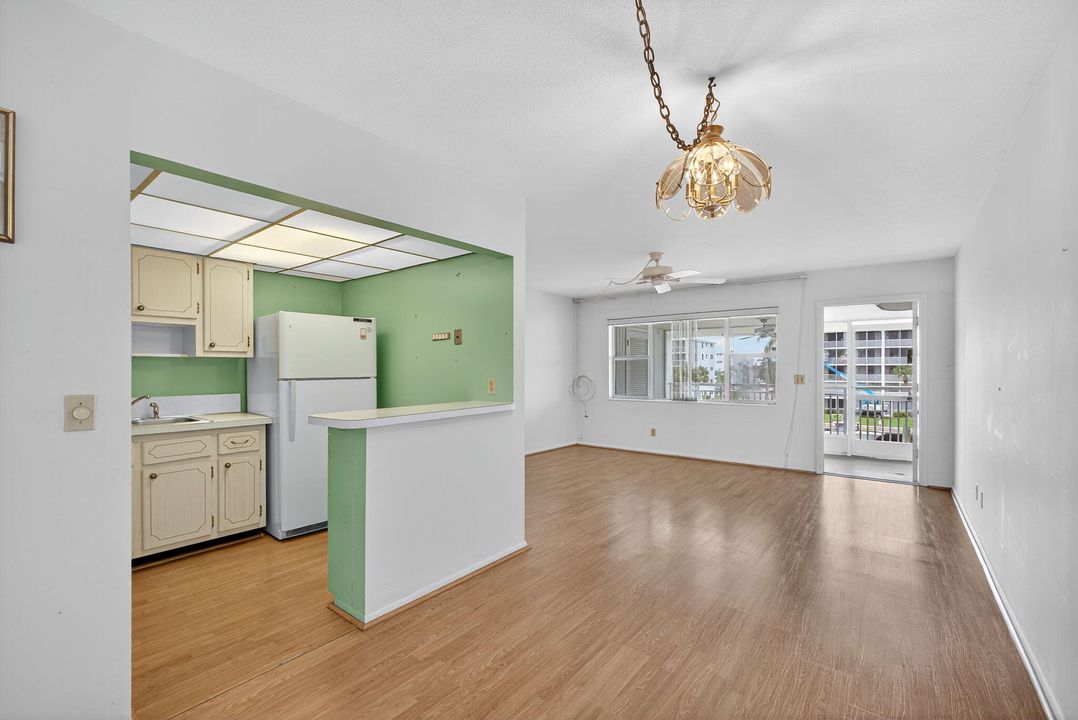 For Sale: $155,000 (1 beds, 1 baths, 672 Square Feet)