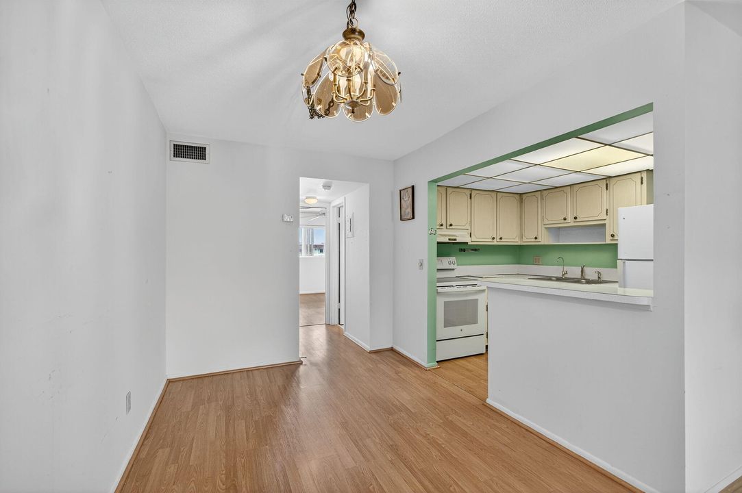 For Sale: $155,000 (1 beds, 1 baths, 672 Square Feet)