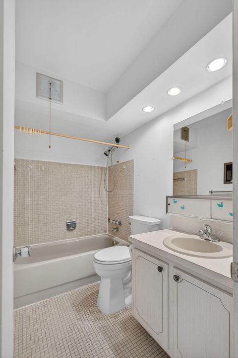 For Sale: $155,000 (1 beds, 1 baths, 672 Square Feet)