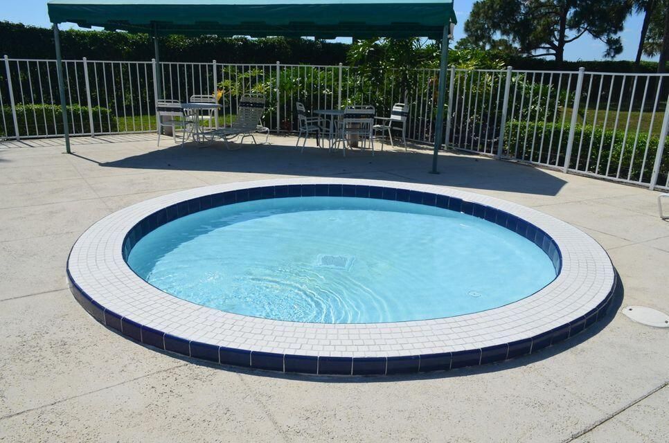 合同活跃: $2,100 (2 贝兹, 2 浴室, 1442 平方英尺)