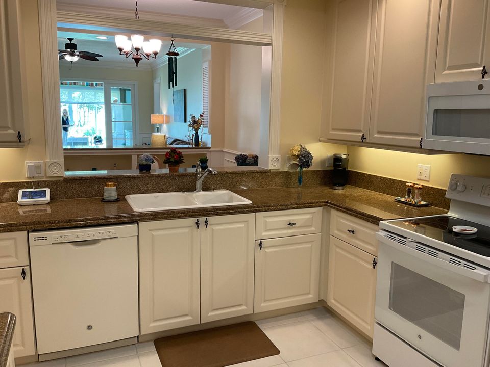 For Sale: $419,000 (2 beds, 2 baths, 1989 Square Feet)