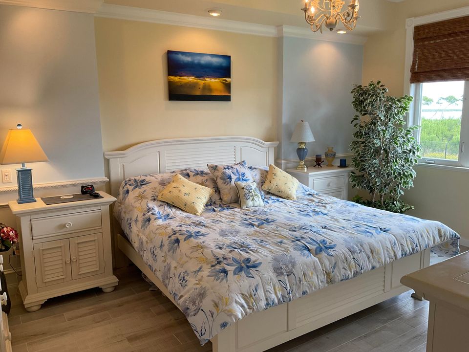 For Sale: $419,000 (2 beds, 2 baths, 1989 Square Feet)