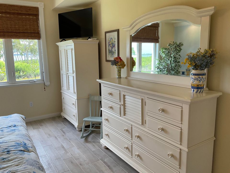 For Sale: $419,000 (2 beds, 2 baths, 1989 Square Feet)