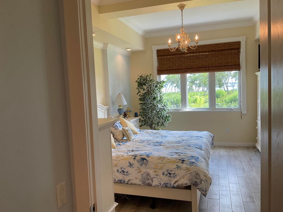 For Sale: $419,000 (2 beds, 2 baths, 1989 Square Feet)