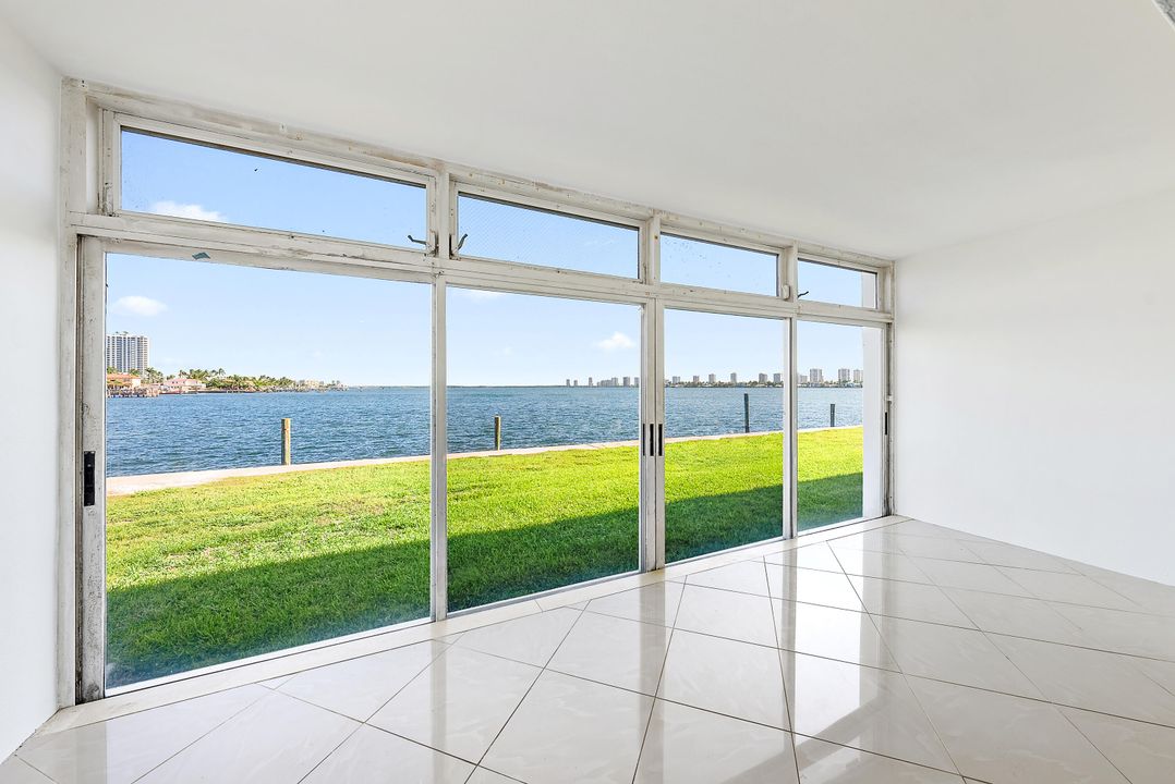 合同活跃: $199,000 (1 贝兹, 1 浴室, 677 平方英尺)